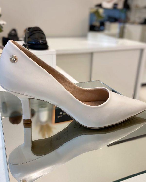 Scarpin Off White Salto Fino Baixo