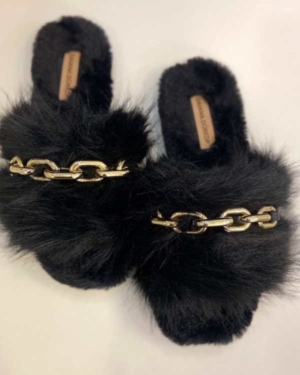 Pantufa Preta Detalhe Corrente Dourada
