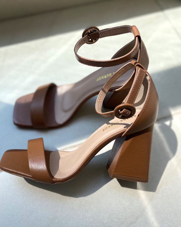 Sandalia Gisele Salto Bloco Caramelo em Couro