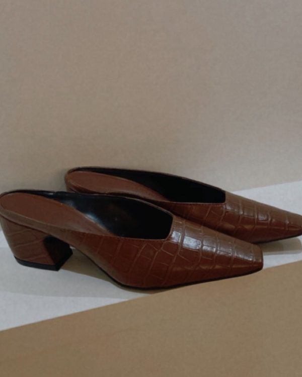 Mule Marrom Croco Salto Bloco
