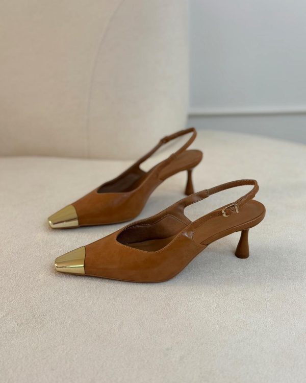 Scarpin Slingback Caramelo com detalhe Dourado