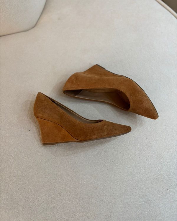 Scarpin Camurça Caramelo Anabela